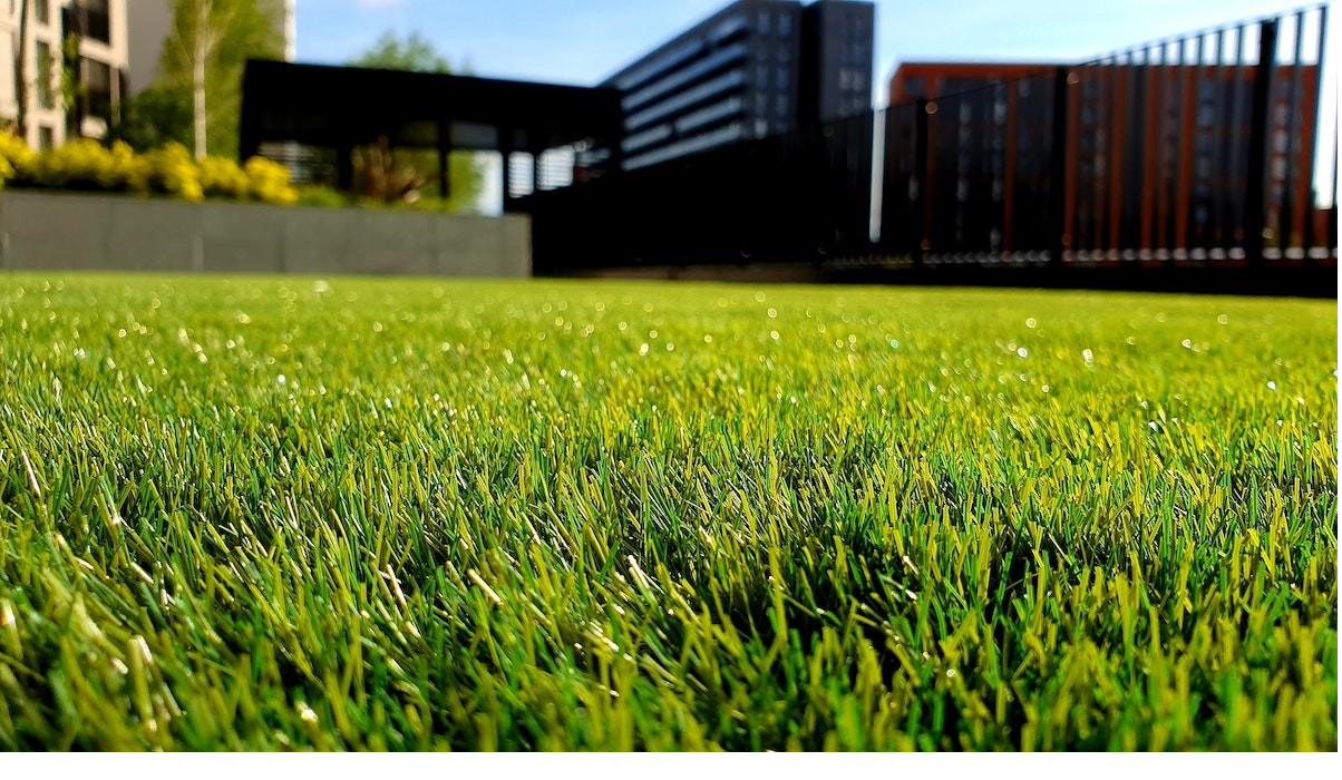 Detalle de instalación profesional de pasto sintético EasyGarden — proyecto residencial en México