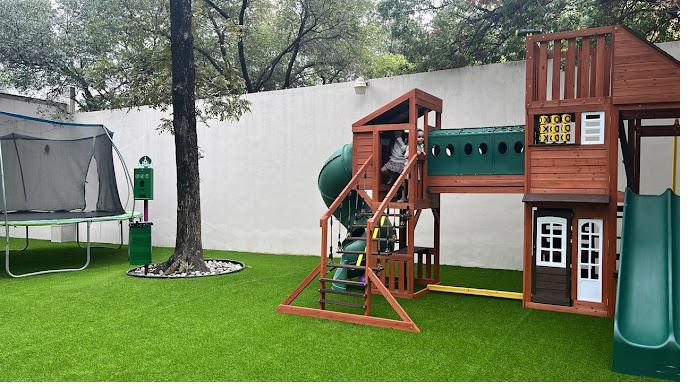 Área familiar de juegos con pasto sintético EasyGarden — espacio seguro para niños y mascotas